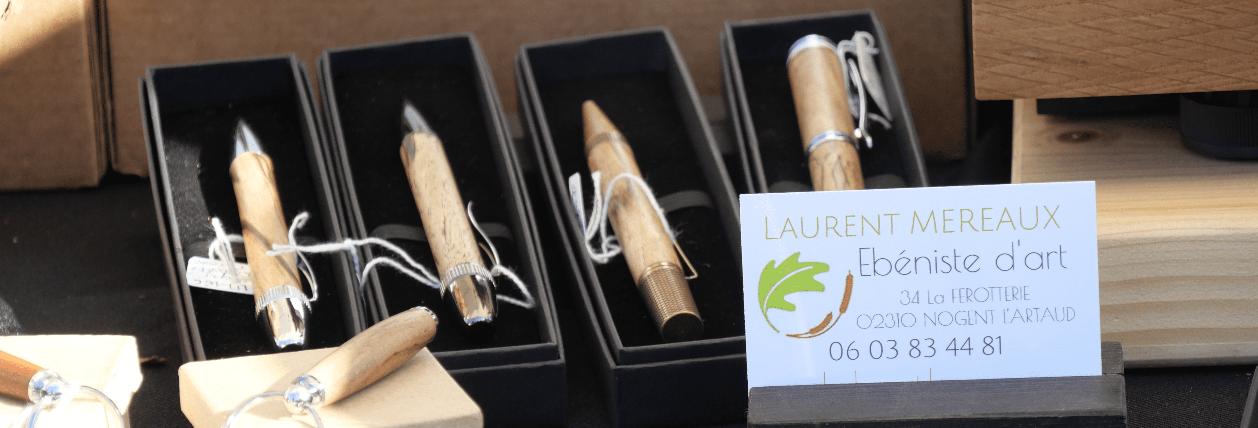 Stylos et carte de visite de Laurent Mereaux.