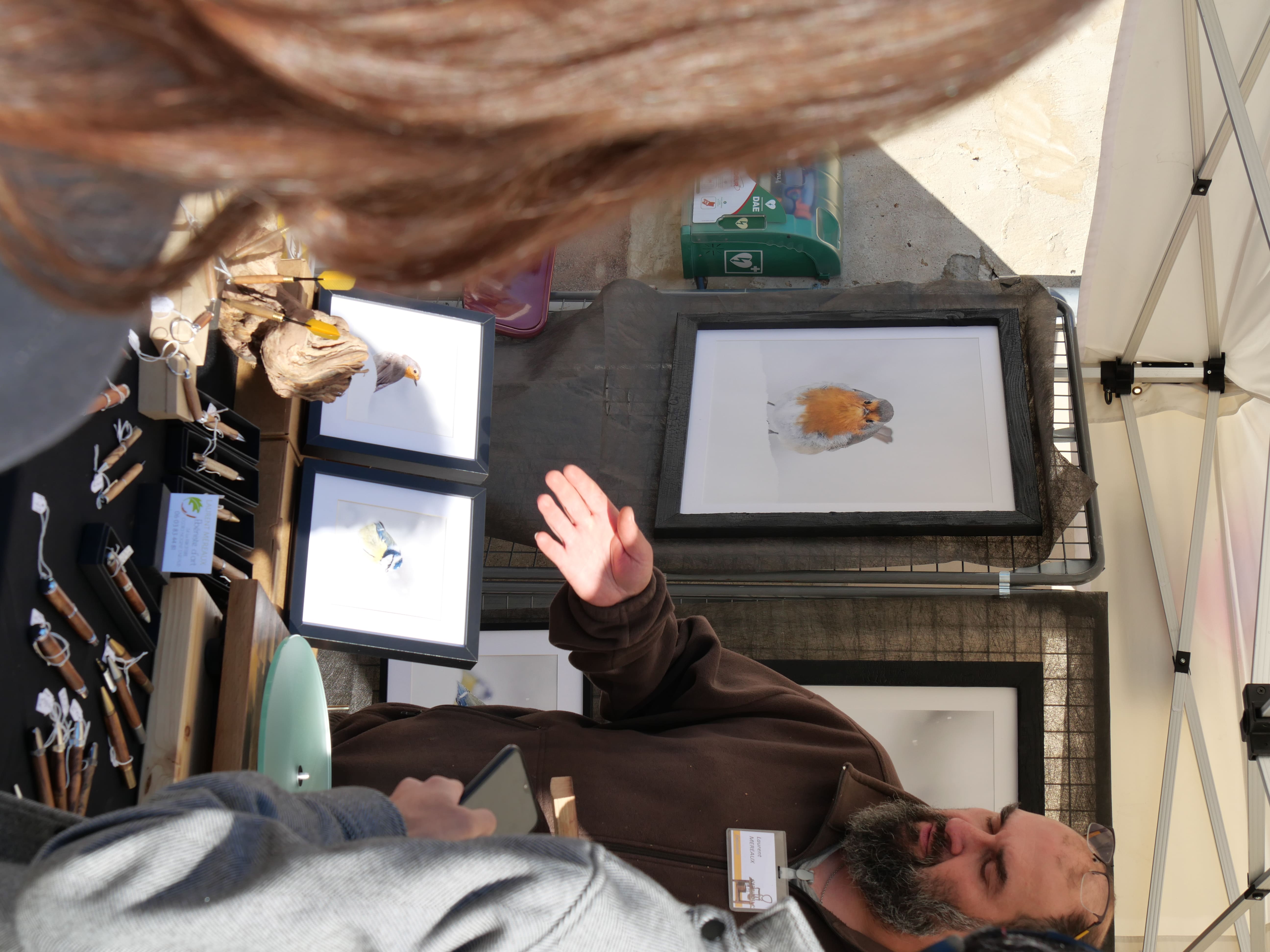 L'ébéniste nous présente ce qu'il se trouve sur son stand.