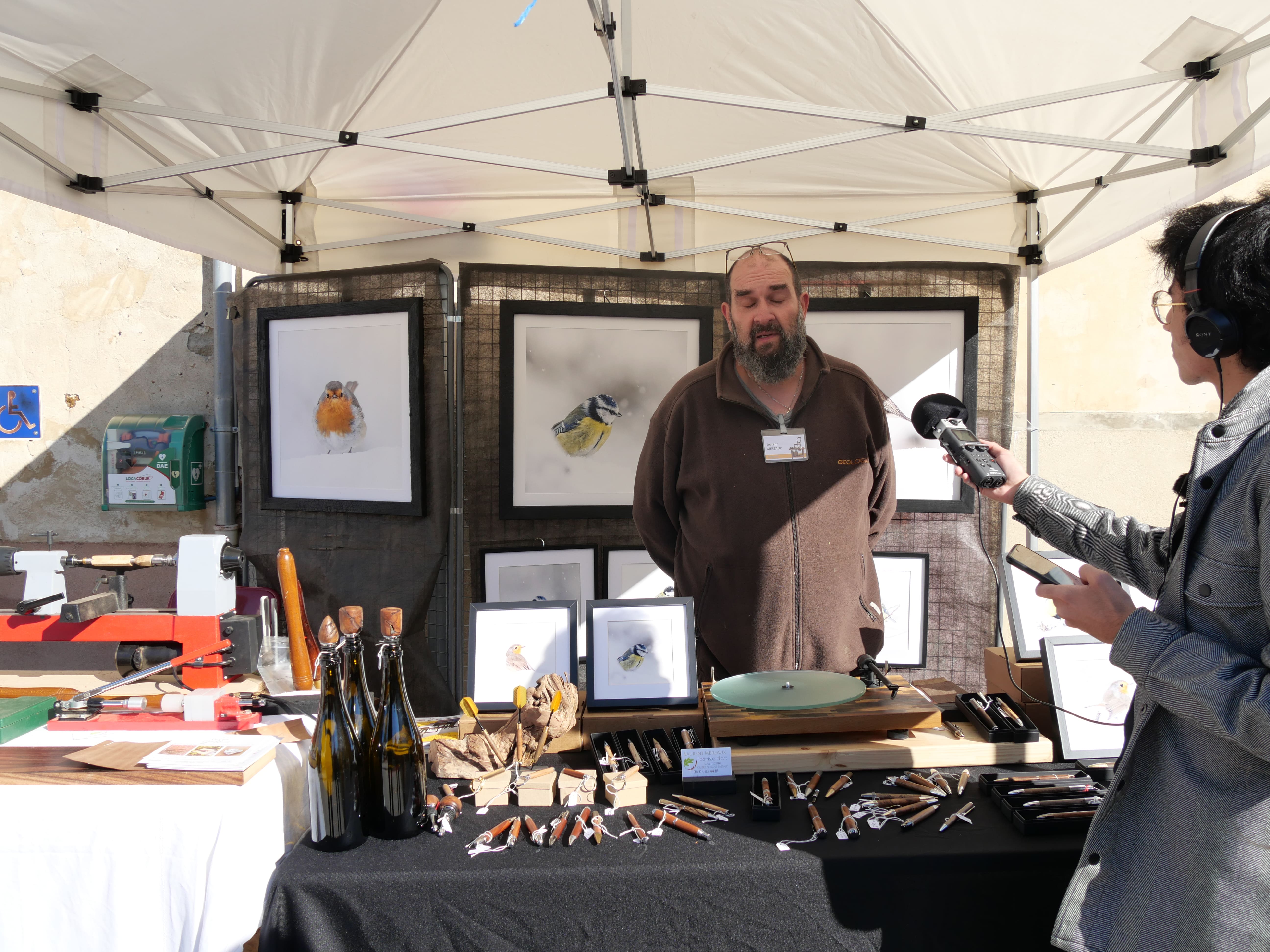 Plan large lors de l'interview. On voit la totalité du stand.