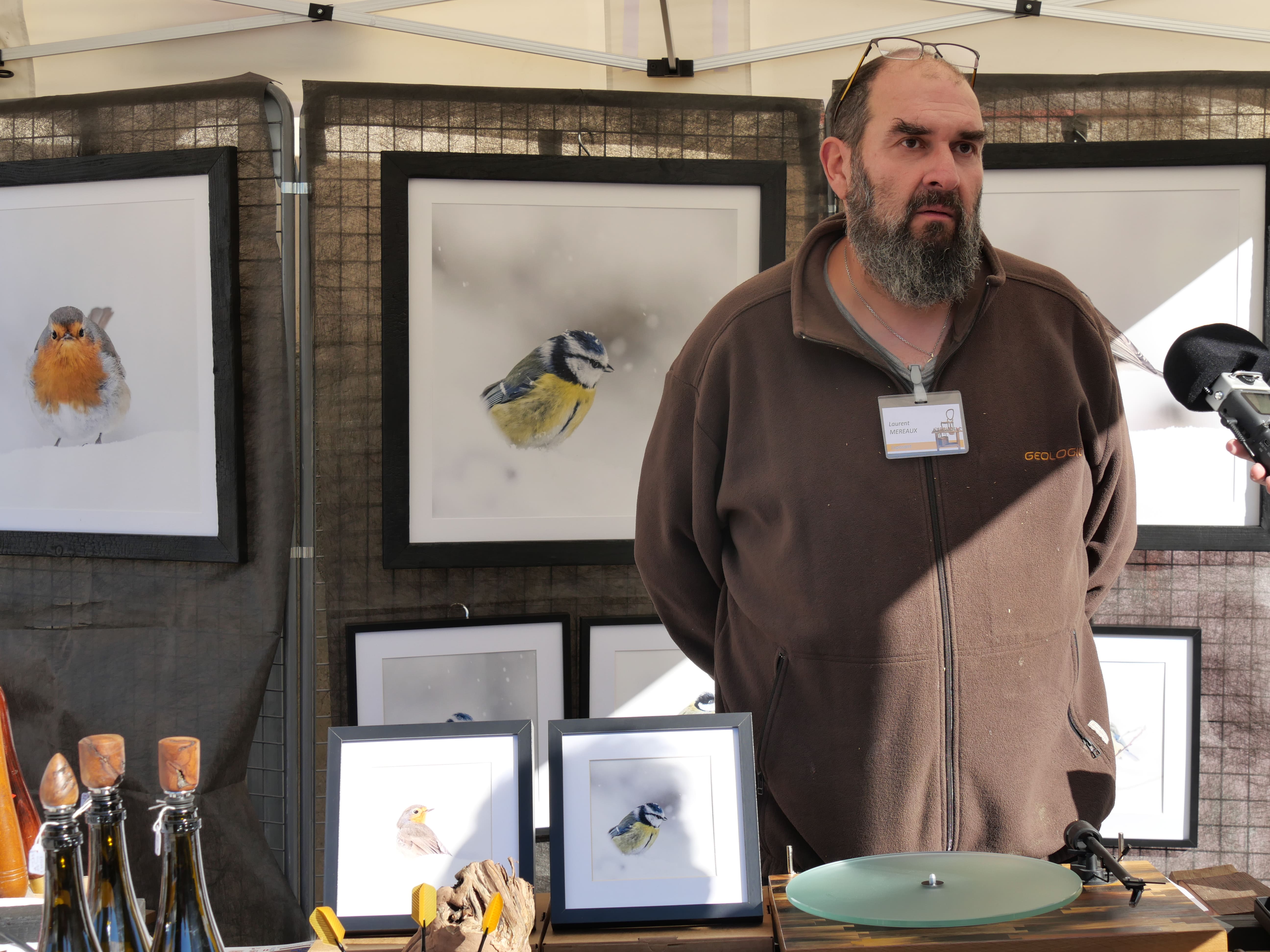 Photo de l'ébéniste pendant que nous lui posons des questions.