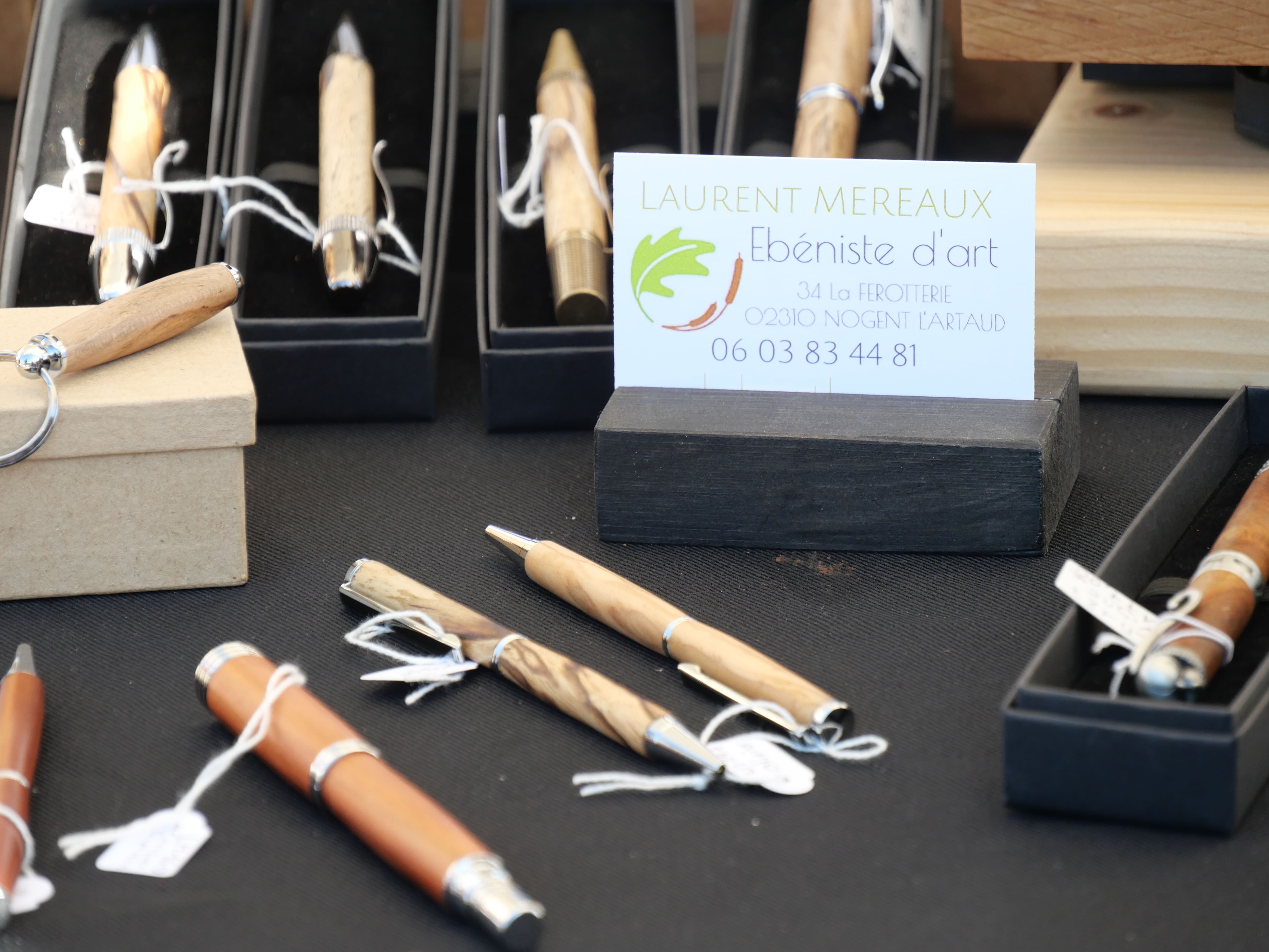 Les stylos exposés. Il y a aussi la carte de visite de l'artisan.